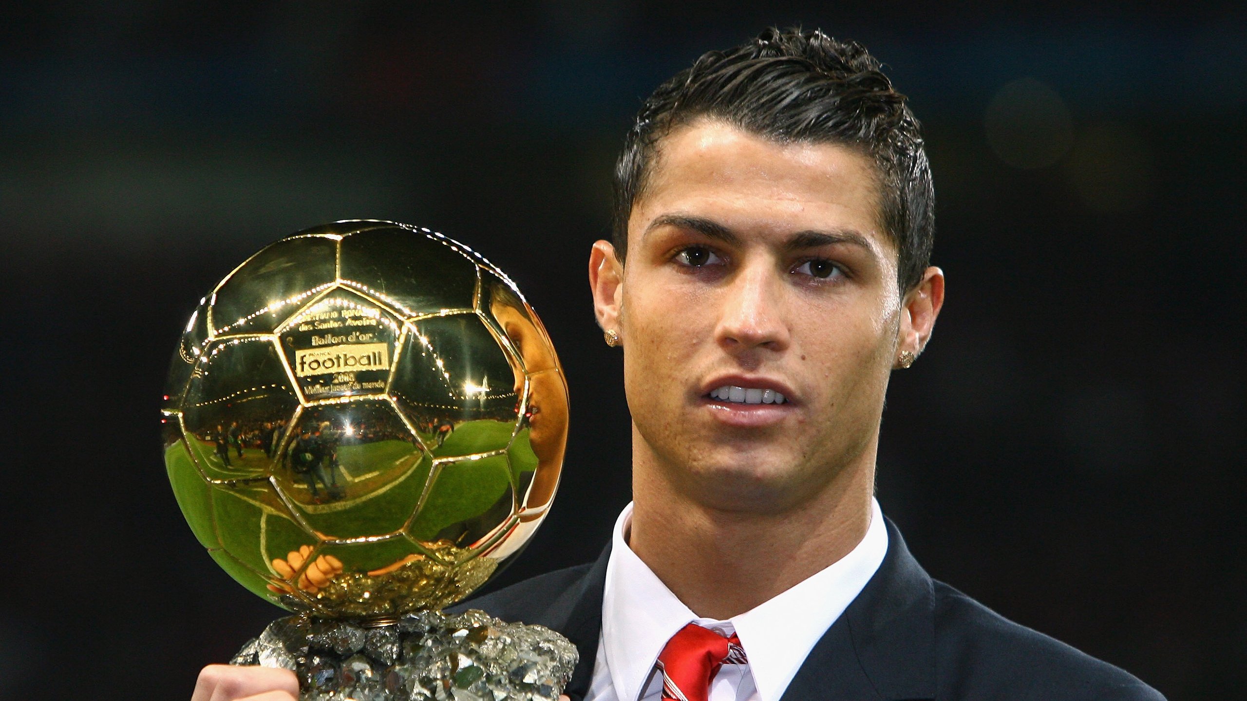 爱游戏-欧洲足球竞技赛事热火朝天，球迷狂热追赶，欧洲各种足球赛事