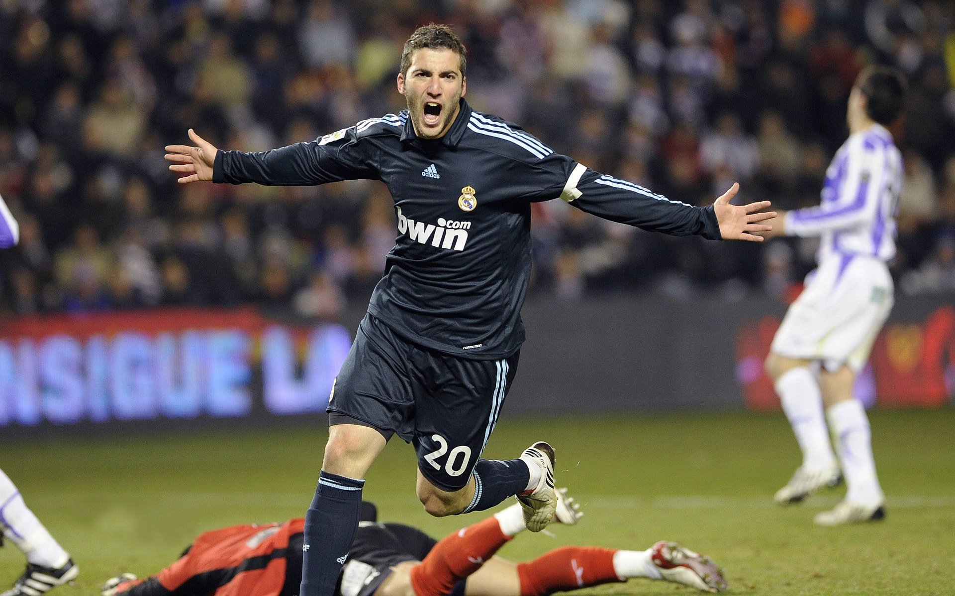 “德甲领跑球队状态火热，豪取多连胜”，德甲队员