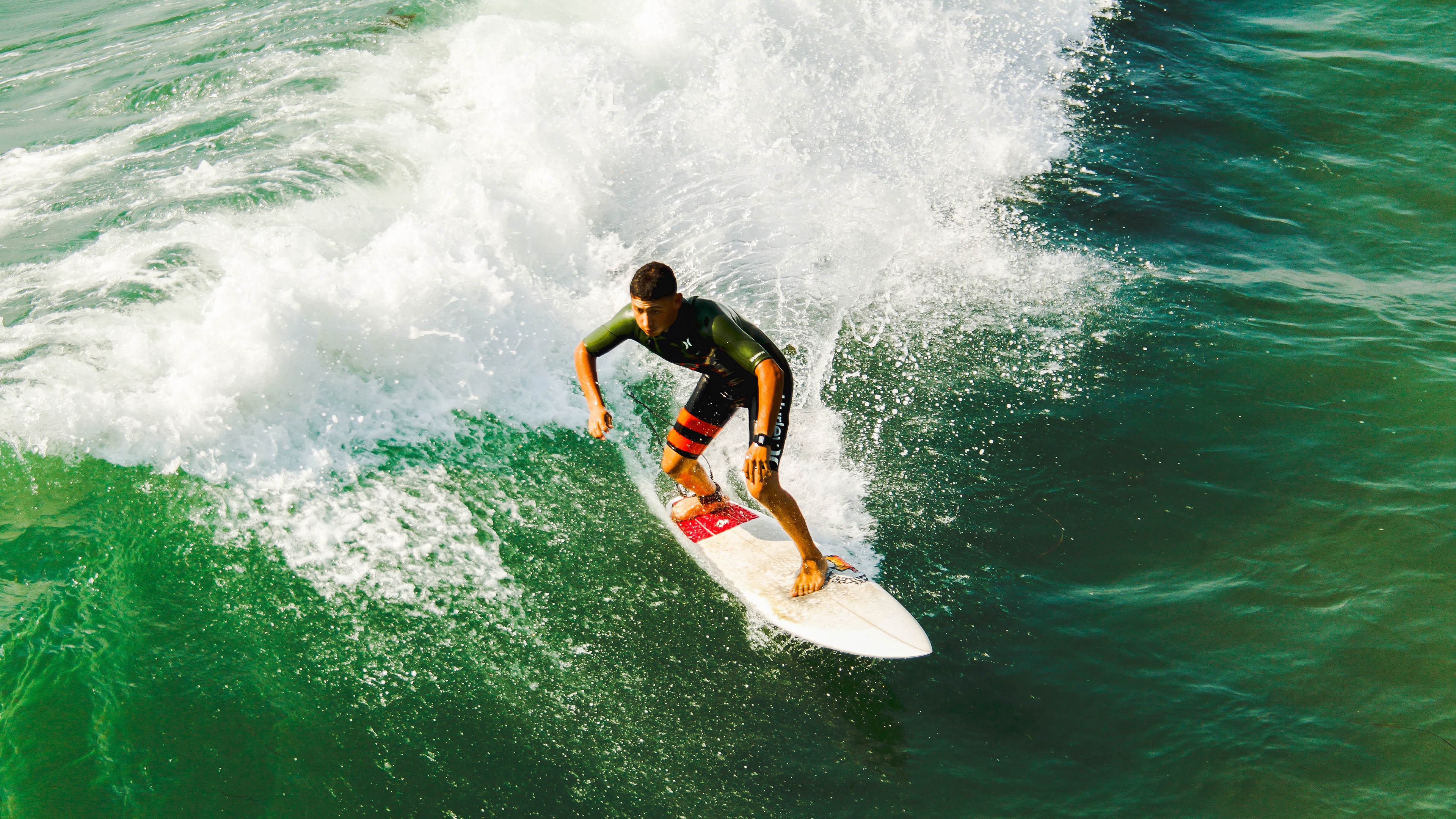 “荒野拼 Arena：沙漠、森林的极速比拼”，沙漠荒野求生物品排序